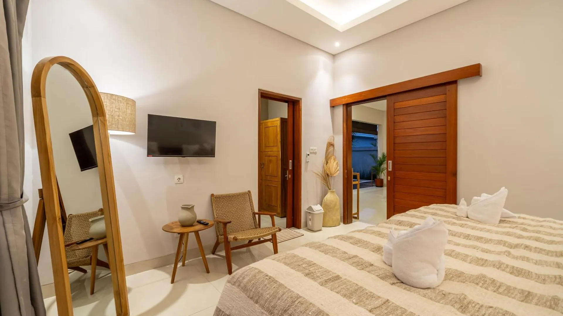 Sunterra 3- Luxury 3Bedroom Villa In Canggu With Private Pool - Exclusive Special Promo Kerobokan  0*, Kerobokan (Bali)